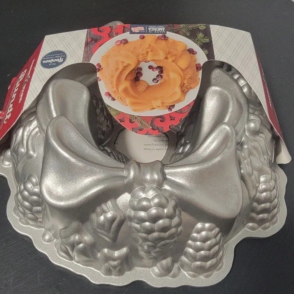 Nordic Ware Holiday Collection Heavy Cast Aluminum Ribbon‎ Bundt Pan